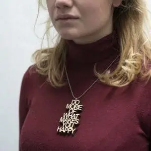 Lasergesneden houten ketting / hanger Do more what makes you happy - Lasercut wooden necklace / pendant world peace