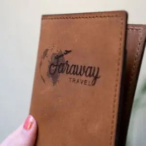 lederen paspoorthoes met initialen