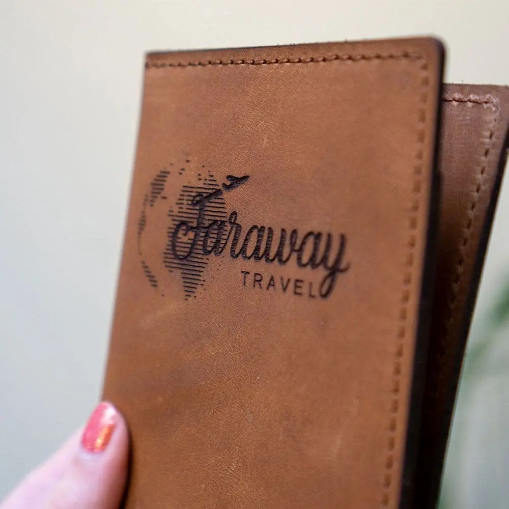 lederen paspoorthoes met initialen