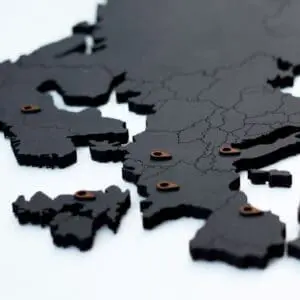 Houten wereldkaart - zwart