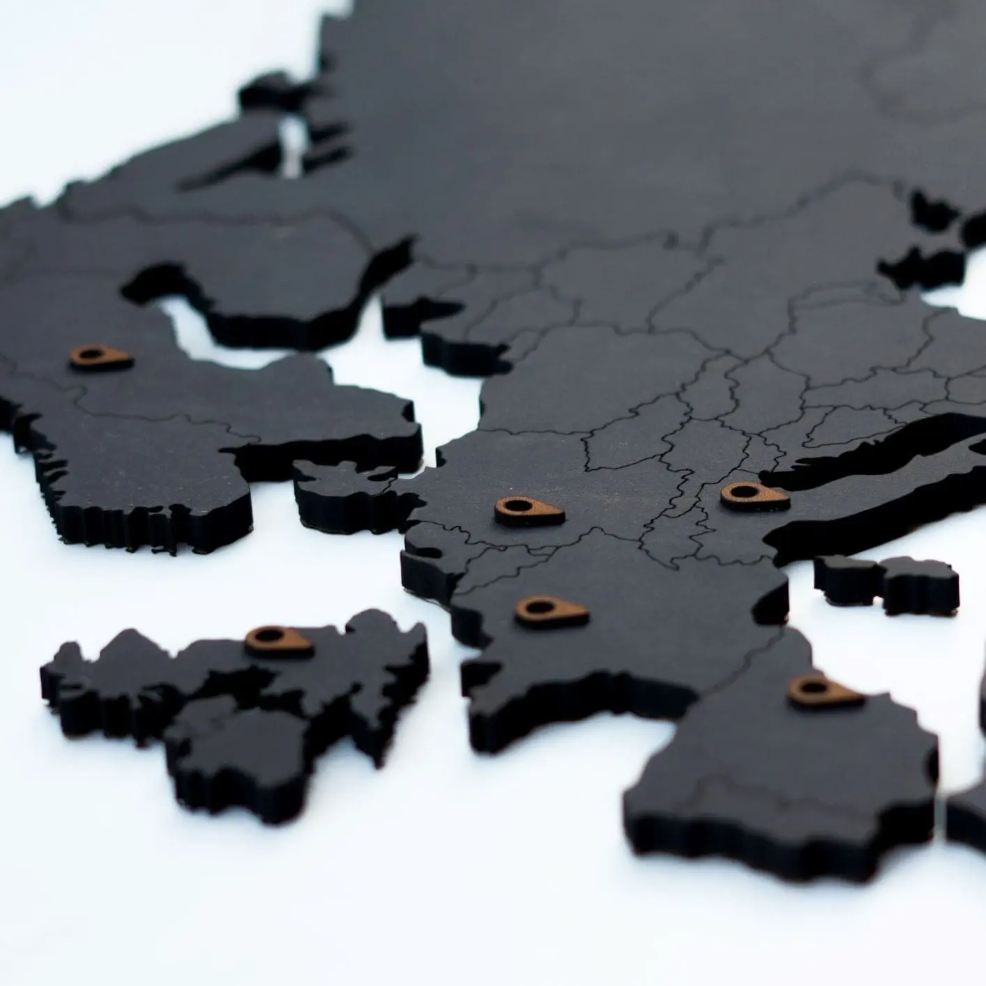 Houten wereldkaart - zwart