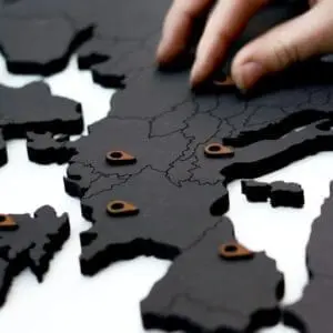 Houten wereldkaart - zwart