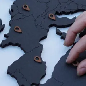 houten wereldkaart - zwart detail locatie markers