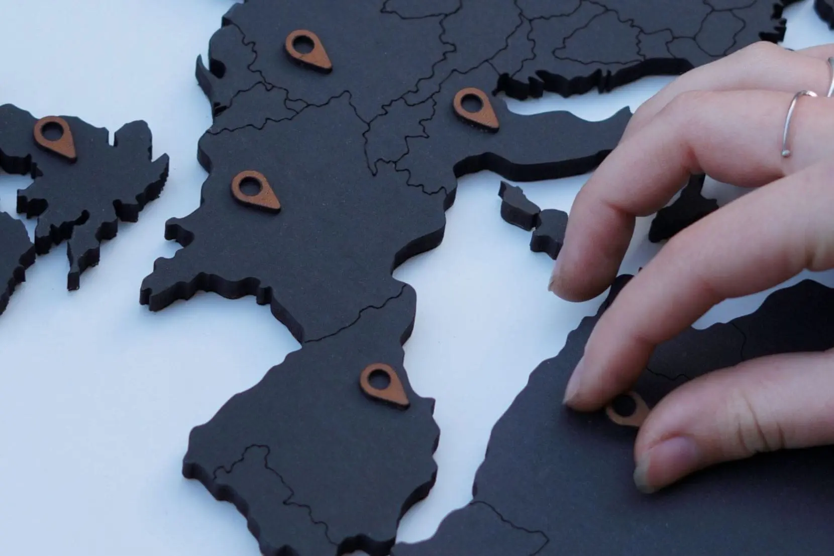 carte du monde en bois - marqueurs de localisation noirs