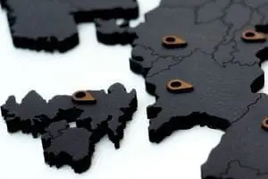 houten wereldkaart - zwart detail landsgrenzen