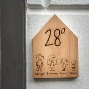 plaque signalétique en bois avec texte