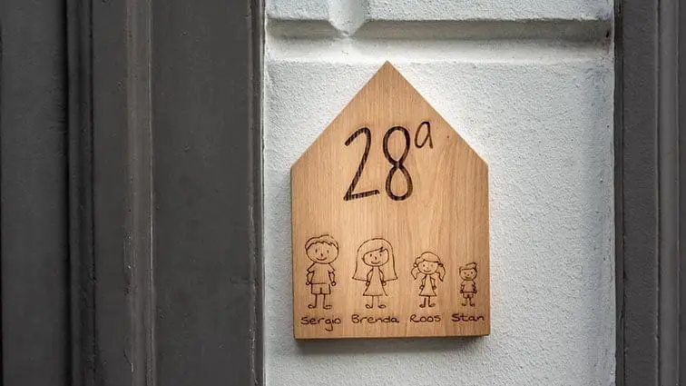 plaque signalétique en bois avec texte