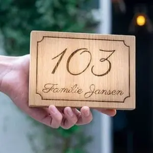 Houten naambord graveren - houten naamplaatje met tekst