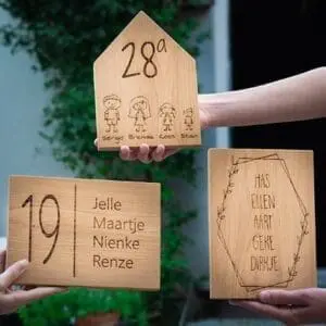 gravure de plaque signalétique en bois - numéro de maison en bois porte d'entrée