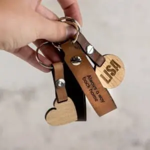 gepersonaliseerde sleutelhanger van leer of hout - sleutelhanger met naam of logo