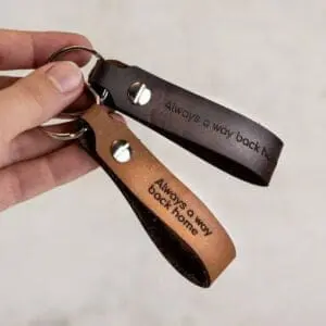 gepersonaliseerde sleutelhanger van leer of hout - sleutelhanger met naam of logo