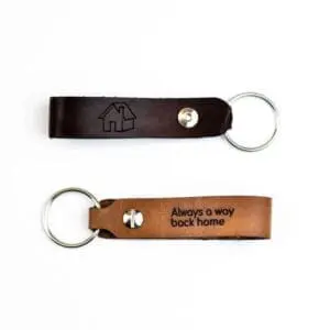 gepersonaliseerde sleutelhanger van leer of hout - sleutelhanger met naam of logo