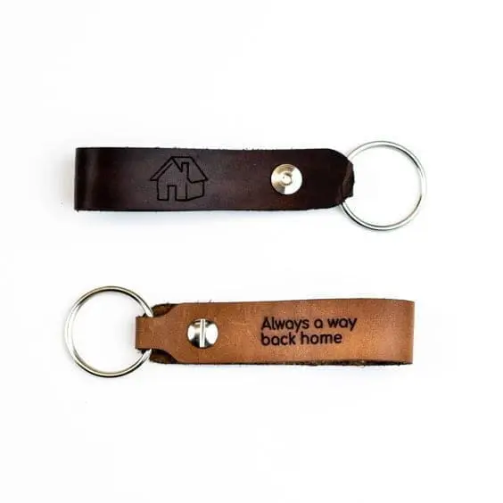 gepersonaliseerde sleutelhanger van leer of hout - sleutelhanger met naam of logo