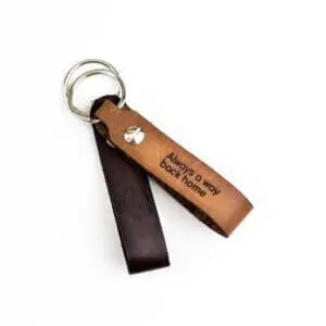 gepersonaliseerde sleutelhanger van leer of hout - sleutelhanger met naam of logo