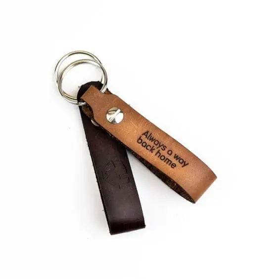 gepersonaliseerde sleutelhanger van leer of hout - sleutelhanger met naam of logo