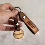 gepersonaliseerde sleutelhanger van leer of hout - sleutelhanger met naam of logo