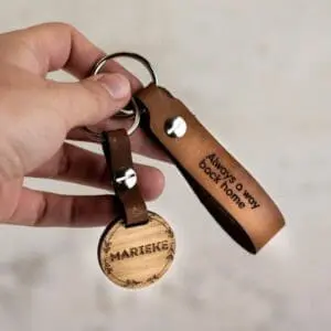 gepersonaliseerde sleutelhanger van leer of hout - sleutelhanger met naam of logo