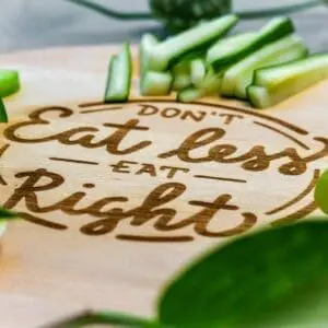 Planche de service ronde en bois avec texte