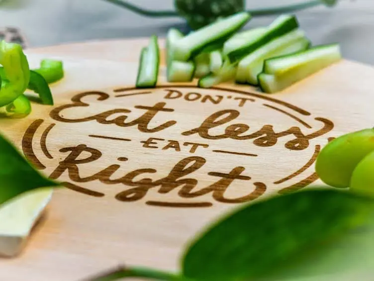 Planche de service ronde en bois avec texte