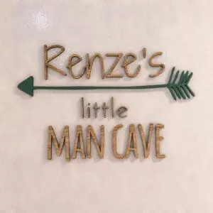 Houten letters op muur