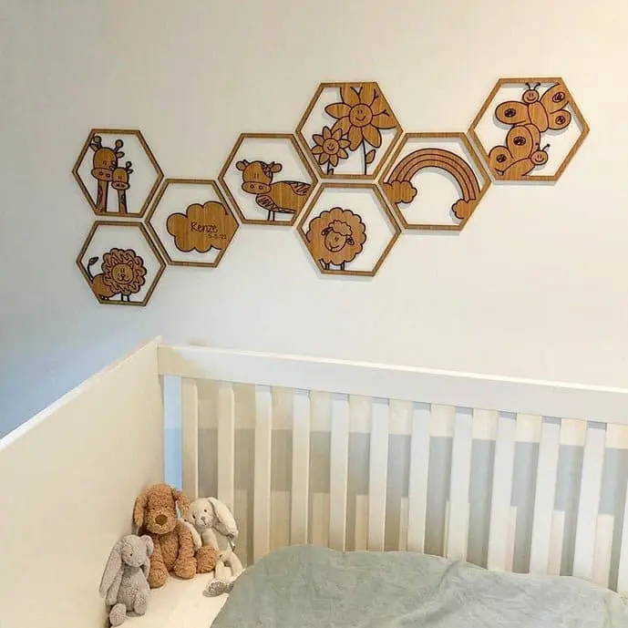 Houten wanddecoratie kinderkamer hexagon gepersonaliseerd