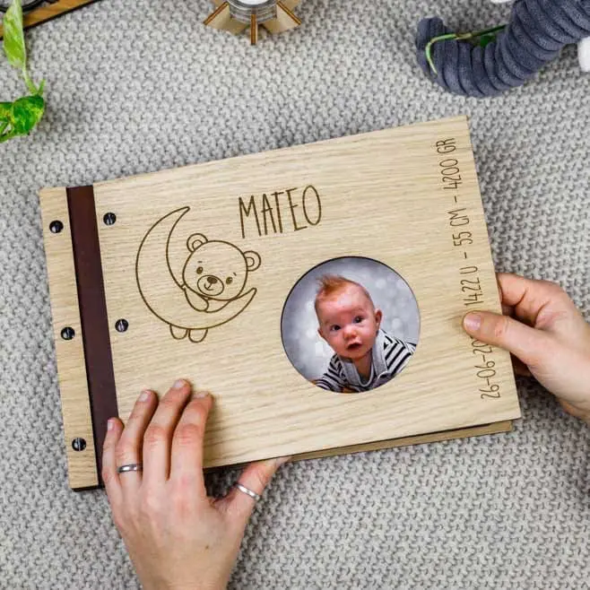 Houten fotoboek fotoalbum kind babyfoto's