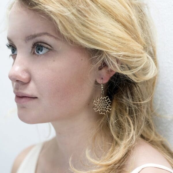 Houten oorbellen - lasergesneden oorbellen / lasercut earrings