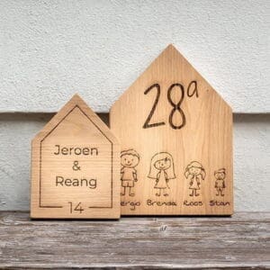 Namensschild aus Holz mit Text