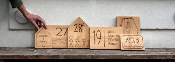 Hausnummern aus Holz gravieren