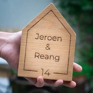 Hausnummernschild aus Holz - personalisiertes Hausnummernschild