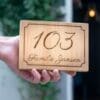 Namensschild aus Holz Gravur - Namensschild aus Holz mit Text