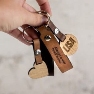 gepersonaliseerde sleutelhanger van leer of hout - sleutelhanger met naam of logo