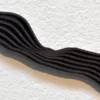 Houten wanddecoratie detail van lijnen van bergenlandschap uitgesneden in zwart MDF
