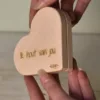 Houten hartje kaarthouder met je eigen ontwerp