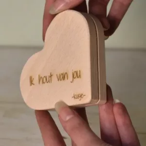 Houten hartje kaarthouder met je eigen ontwerp
