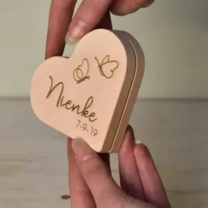 Houten hartje kaarthouder met je eigen ontwerp kraamcadeau