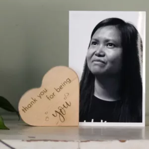 Houten hartje kaarthouder met je eigen ontwerp