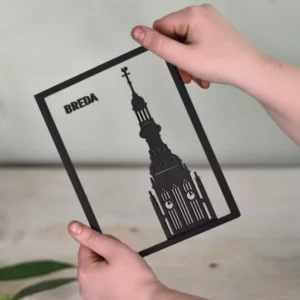 Moderne stadsdecoratie: houten floating frame met de toren van Breda