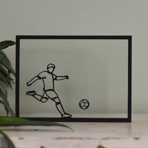 Uniek houten kunstwerk met een voetballer – modern interieuraccent
