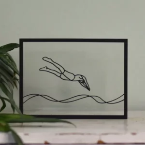 Minimalistisch kunstwerk met lijntekening van een zwemmer in houten lijst