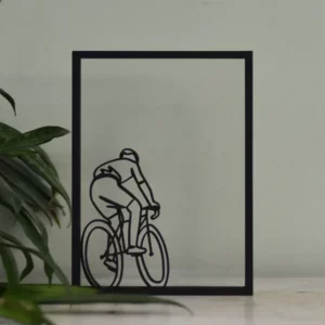 Minimalistisch kunstwerk met lijntekening van een fietser in houten lijst