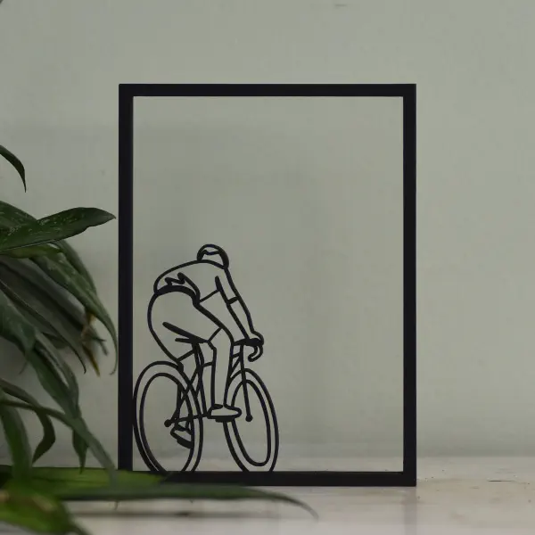 Minimalistisch kunstwerk met lijntekening van een fietser in houten lijst