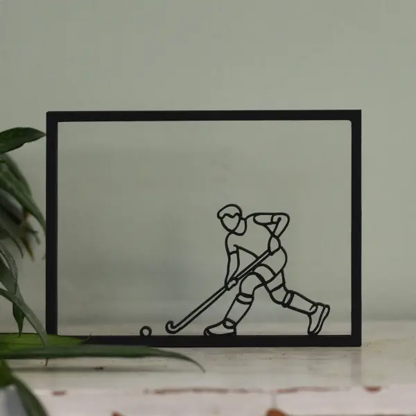 Uniek houten kunstwerk met een hockeyer – modern interieuraccent