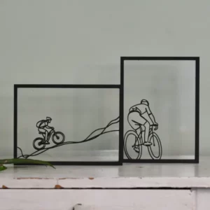 Minimalistisch kunstwerk met lijntekening van een fietser in houten lijst