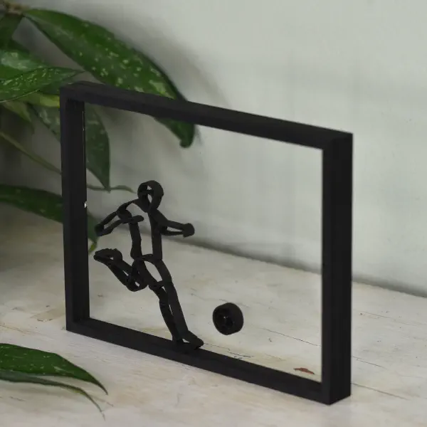 Sportieve decoratie: houten floating frame met voetballer in actie