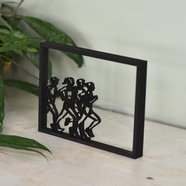 Uniek houten kunstwerk met hardlopers – modern interieuraccent