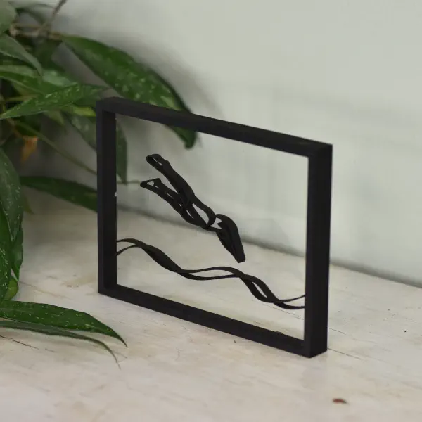 Uniek houten floating frame met sierlijke zwemmer – modern interieuraccent