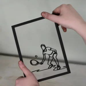 Transparant houten lijstje met stijlvolle lijntekening van een tennisser