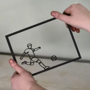 Transparant houten lijstje met stijlvolle lijntekening van een voetballer