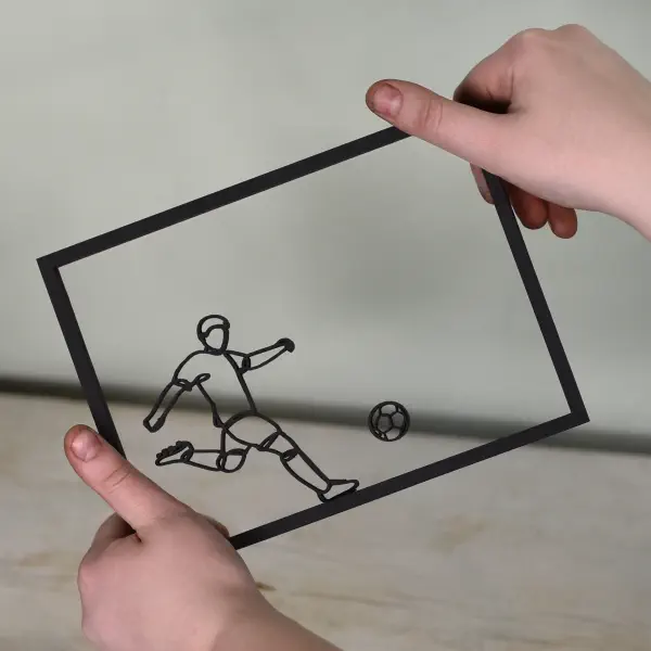 Transparant houten lijstje met stijlvolle lijntekening van een voetballer